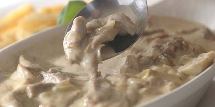 Strogonoff de carne de frango com molho de creme azedo