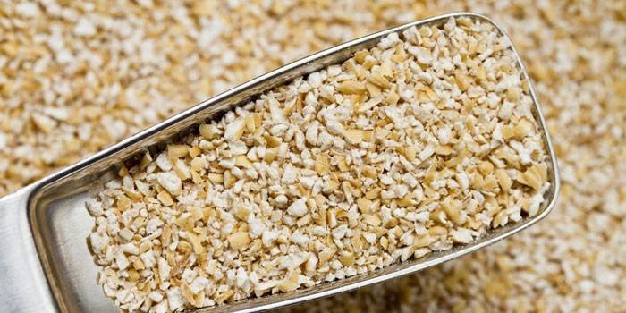 Salvado de avena en una cuchara de metal