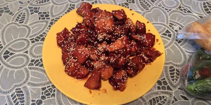 Carne de frango fatiado Teriyaki com sementes de gergelim