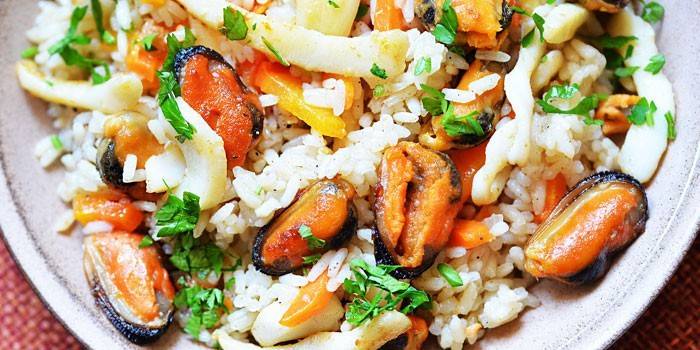 Arroz com coquetel do mar