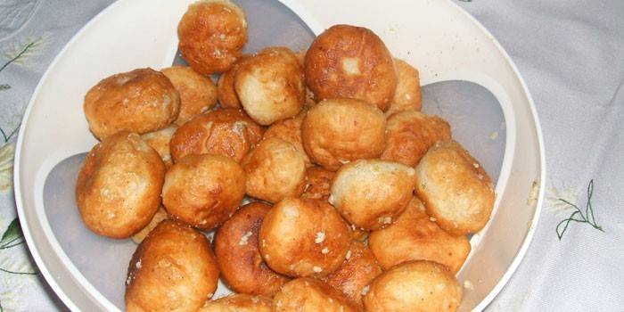 Smażone drożdżowe czosnkowe placki