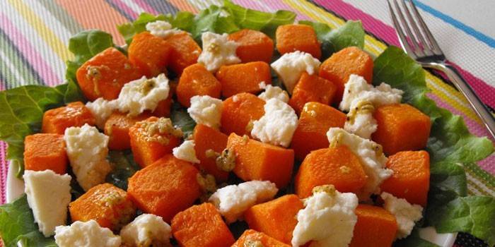 Ensalada de calabaza al horno con queso Adyghe