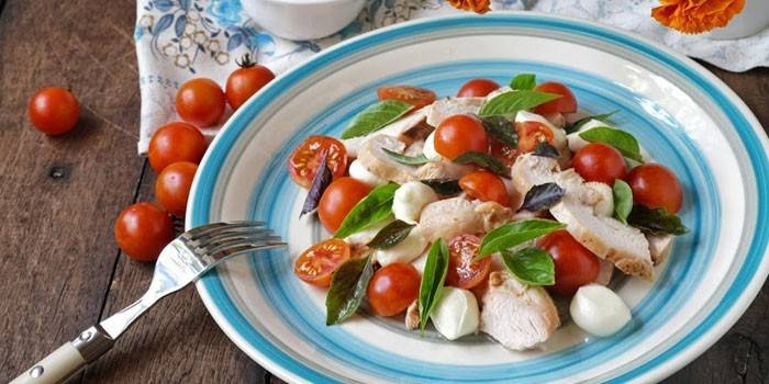 Šalát s kuracím mäsom, bazalkou a mozzarellou