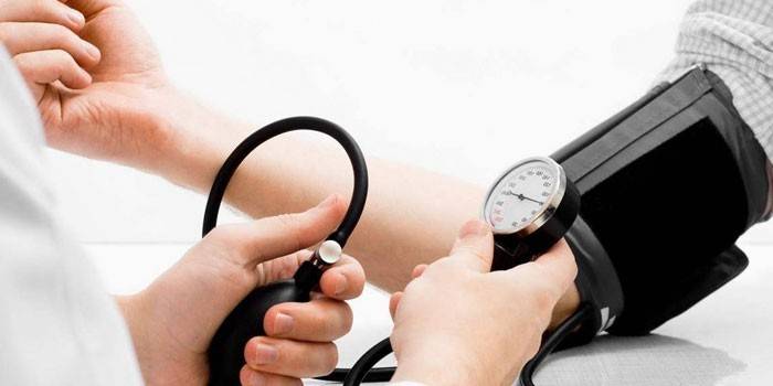 Medición de la presión arterial con un tonómetro.
