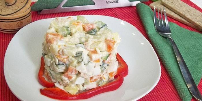 Olivier con pepino fresco y pimiento dulce en un plato