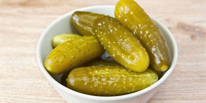 Marynowane ogórki w talerzu