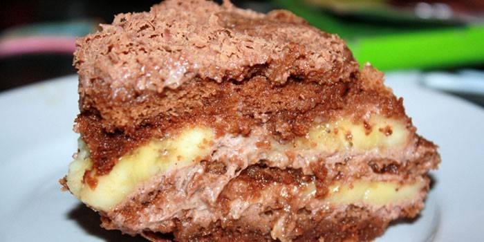 Uma fatia de bolo com bolos de chocolate de gengibre