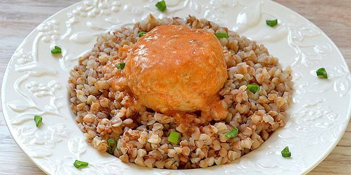 Albóndiga con salsa y trigo sarraceno