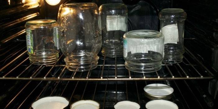 Sterilizačné plechovky v peci