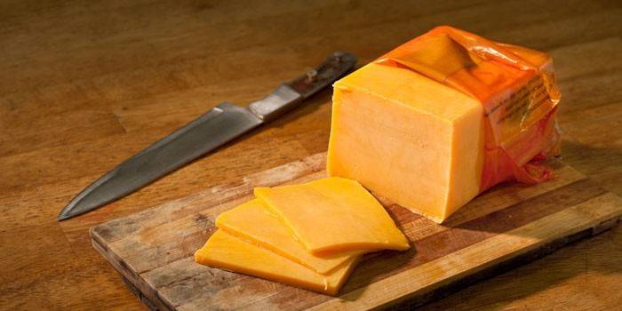 Ser Cheddar na desce do krojenia
