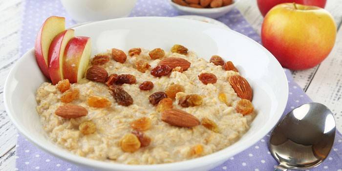 Con pasas, nueces y frutas.