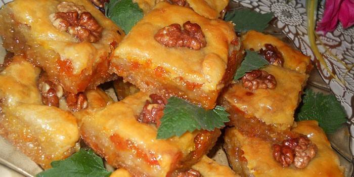 Baklava pronto em um prato
