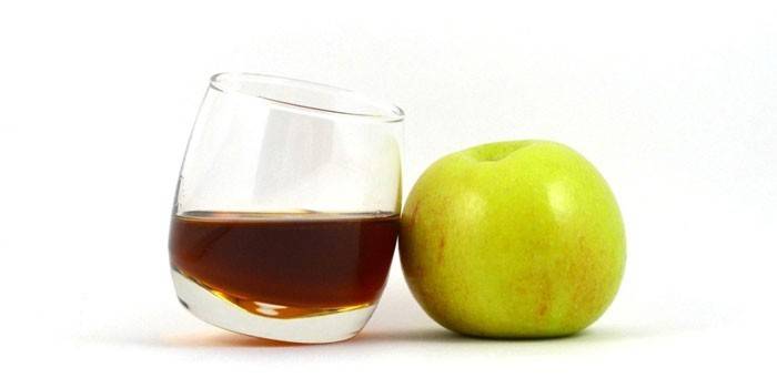 Calvados v pohári a jablku