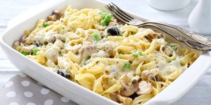 Fideos al horno con champiñones y aceitunas bajo queso