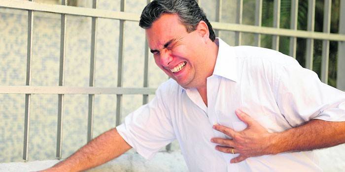 Um ataque de dor aguda na região do coração em um homem