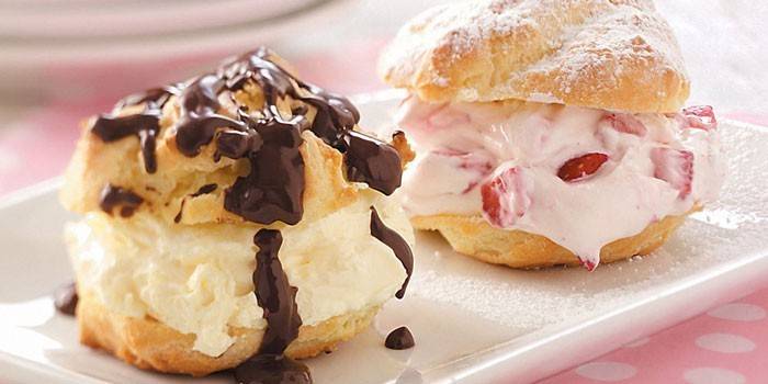 Gotowe ciasto choux na talerzu