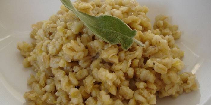 Mingau de cevada de pérola pronto em um prato