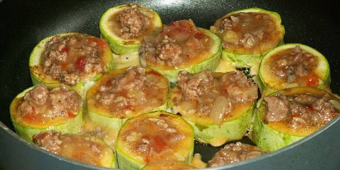 Tazas de calabacín rellenas en una sartén