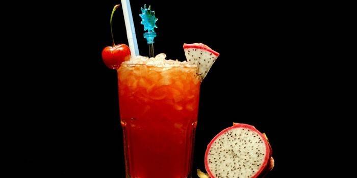 Cocktail de zumbi em um copo