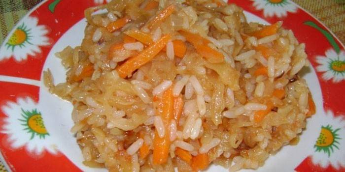 Misto de repolho com arroz em um prato