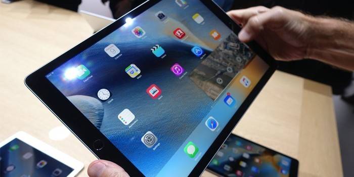 Tablet w ręce
