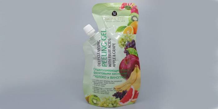 Gel descascando maçã e uvas
