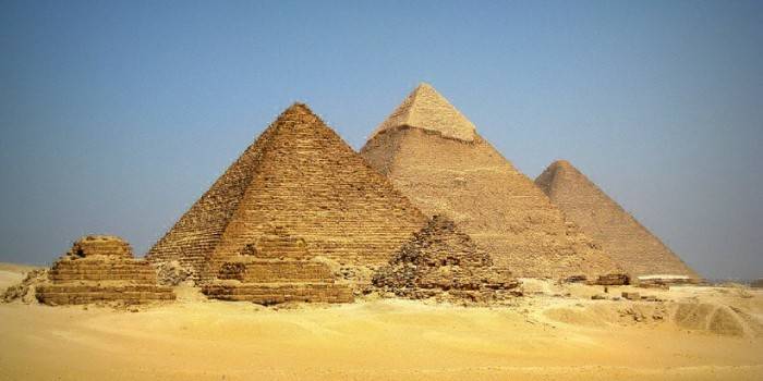 Pyramídy v Gíze
