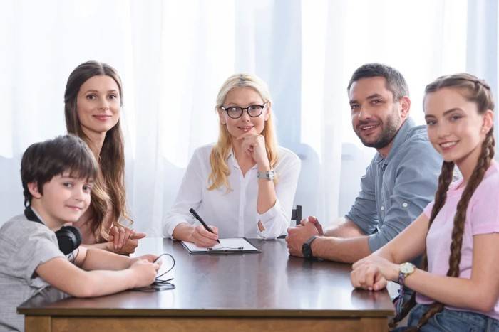 Família feliz na recepção de um psicoterapeuta