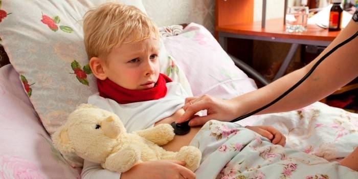 Examen de un niño con ARVI