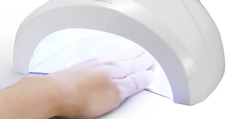 Mão em uma lâmpada para manicure