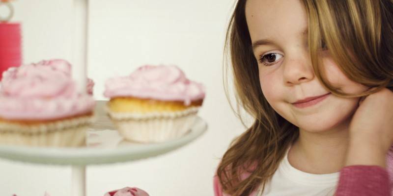 Niña y pasteles