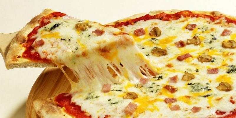Pizza z serem i pieczarkami.