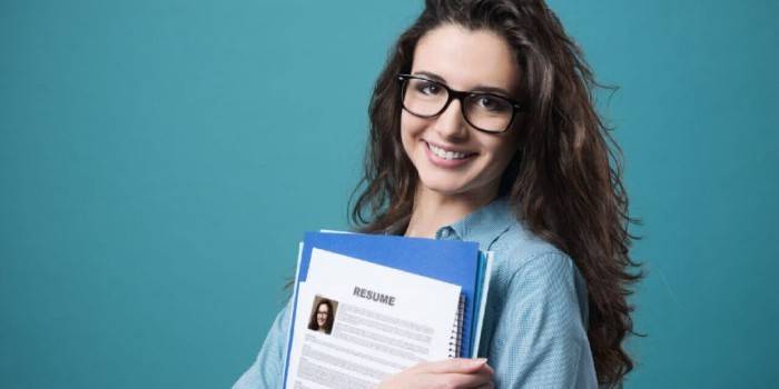 Menina com documentos
