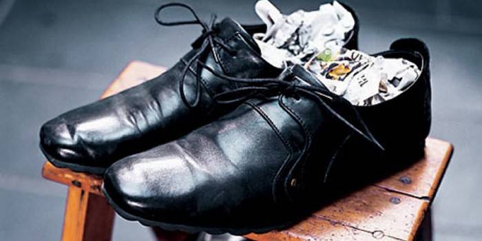 Buty do rozciągania z gazetami