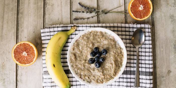 Avena y fruta para el desayuno.