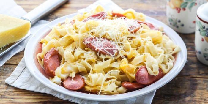 Pasta con salchichas y queso