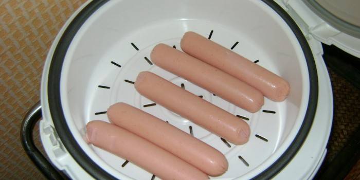 Cocinar salchichas al baño maría