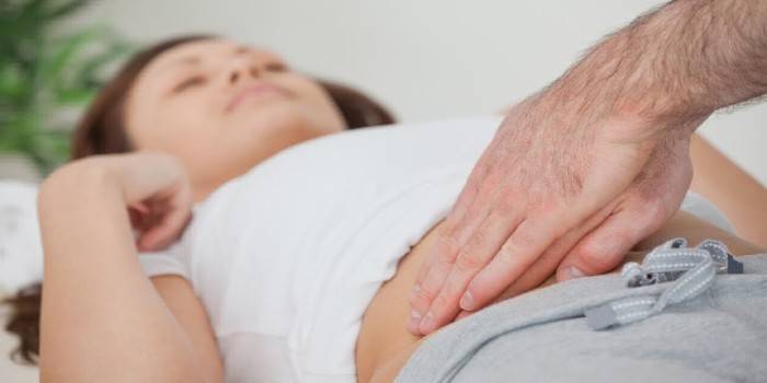 Palpación con un ataque de apendicitis.