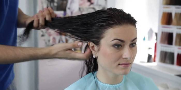 Procedura laminowania włosów w salonie