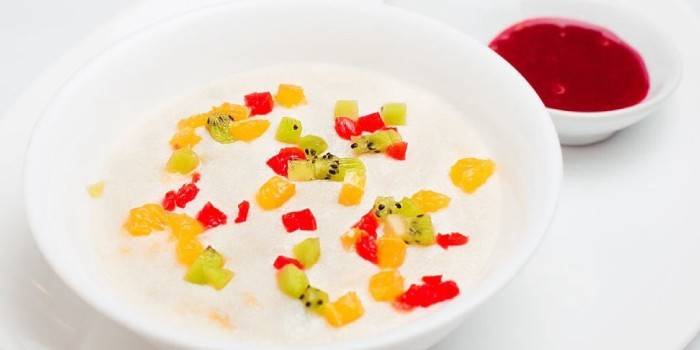Mingau de semolina espessa com frutas
