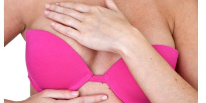 A menina massageava a glândula mamária