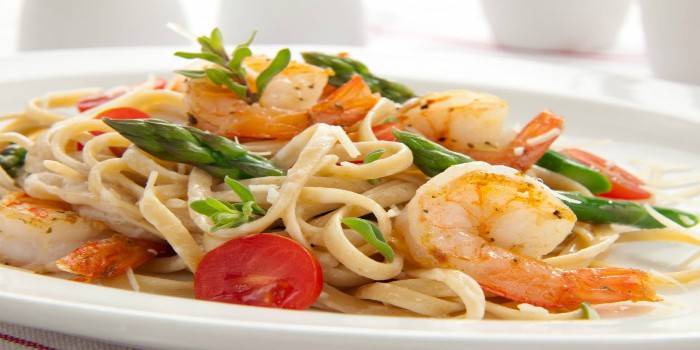 Macarrão com frutos do mar e legumes