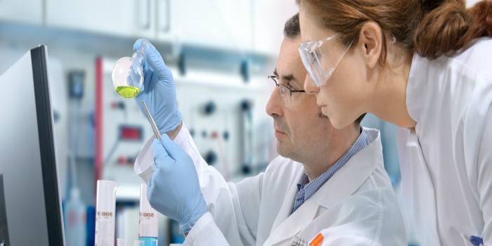 Os médicos trabalham no laboratório.