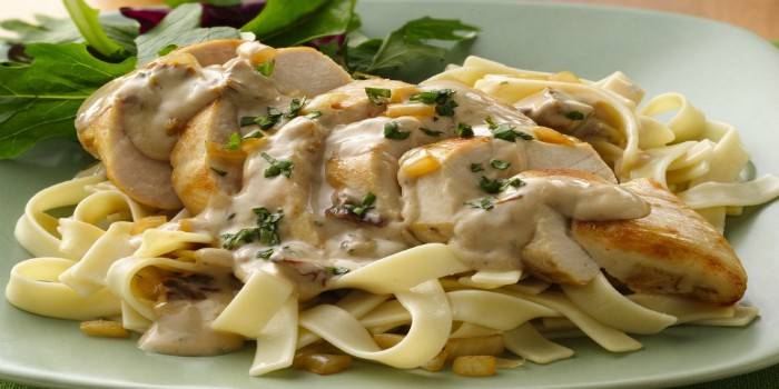 Tagliatelle com peito de frango em molho cremoso
