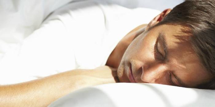 El hombre esta durmiendo