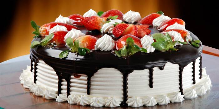 Dievčenská torta zdobená čokoládou a ovocím