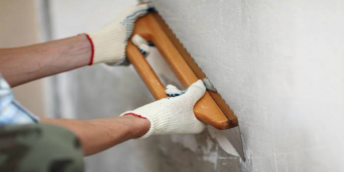 Gesso de trabalho com uma espátula larga