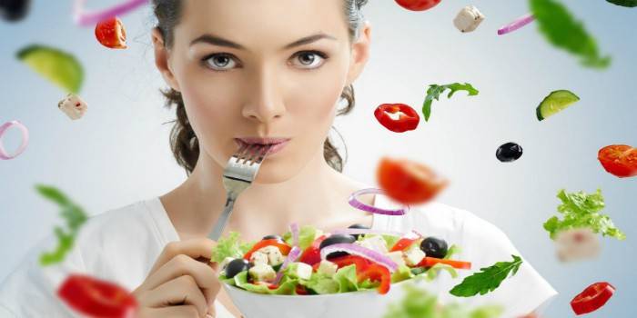 Chica con ensalada y tenedor