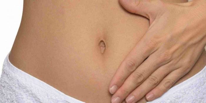 Niña se aferra a la parte inferior del abdomen