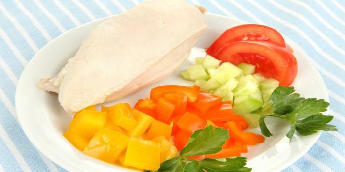 Pechuga de pollo hervida con verduras